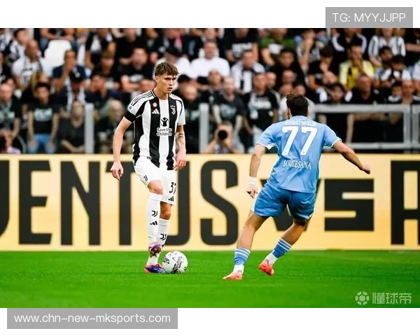 尤文连续传中制造混乱，麦肯尼凌空射门得分